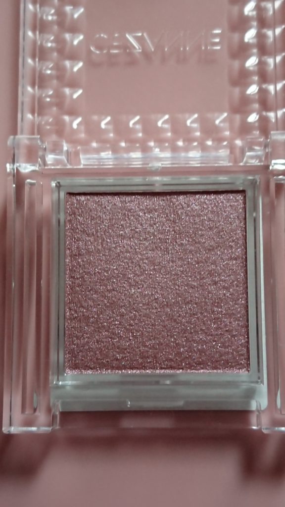 セザンヌのアイシャドウ（ニュアンスピンク）