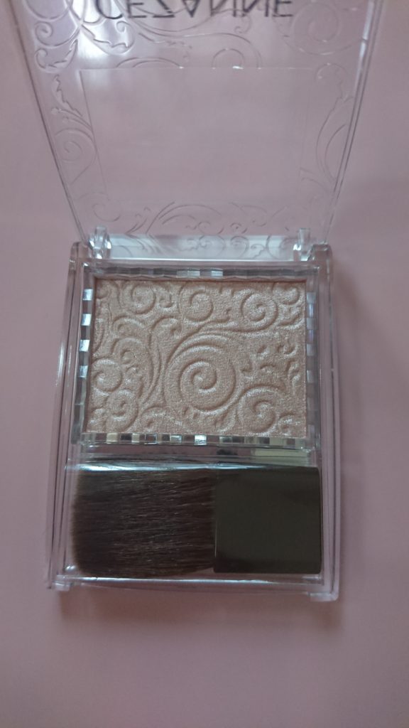 セザンヌのパールグロウハイライト（ロゼベージュ）