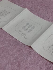 刺繍の図案がプリントされた布