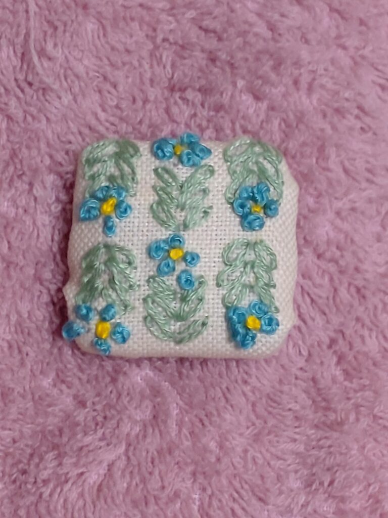 ワスレナグサを刺繍して作ったボタン