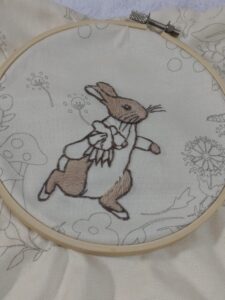 ピーターラビットの刺繍（制作途中）