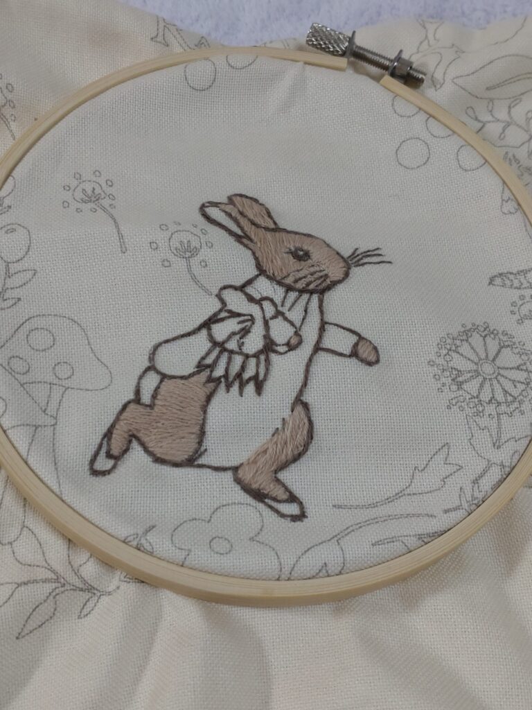 ピーターラビットの刺繍（制作途中）