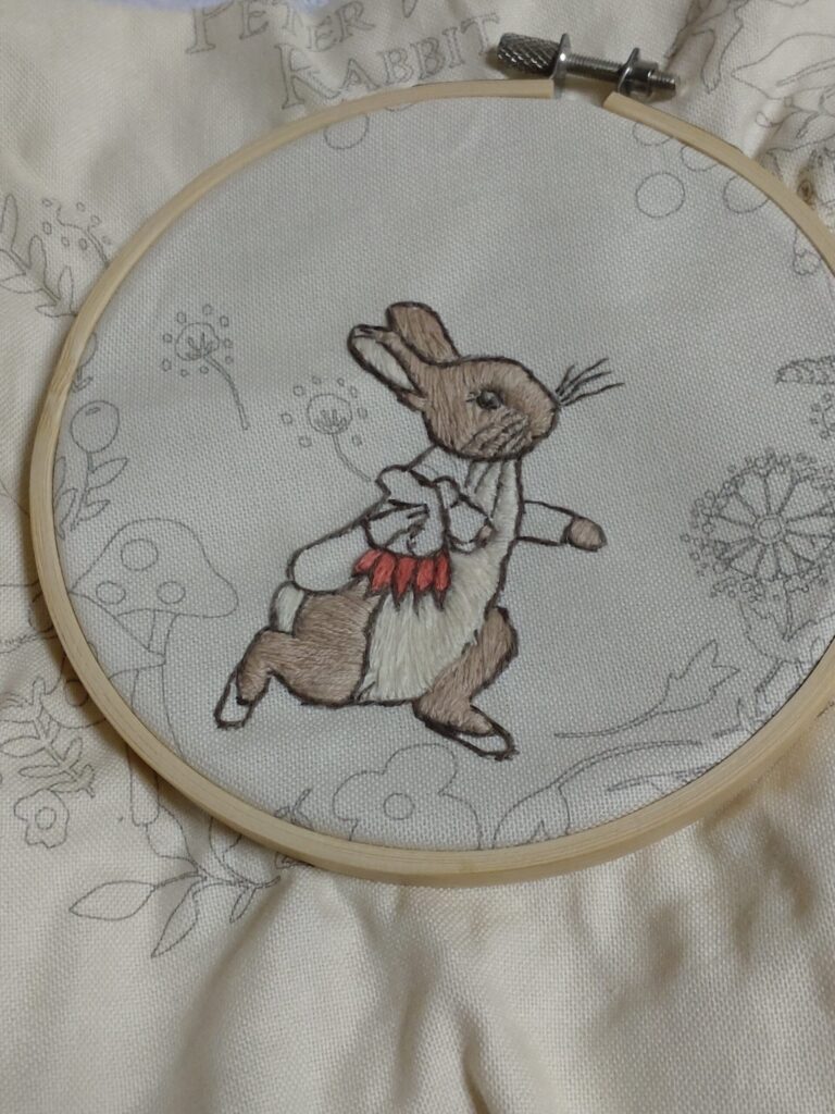 ピーターラビットの刺繍の途中