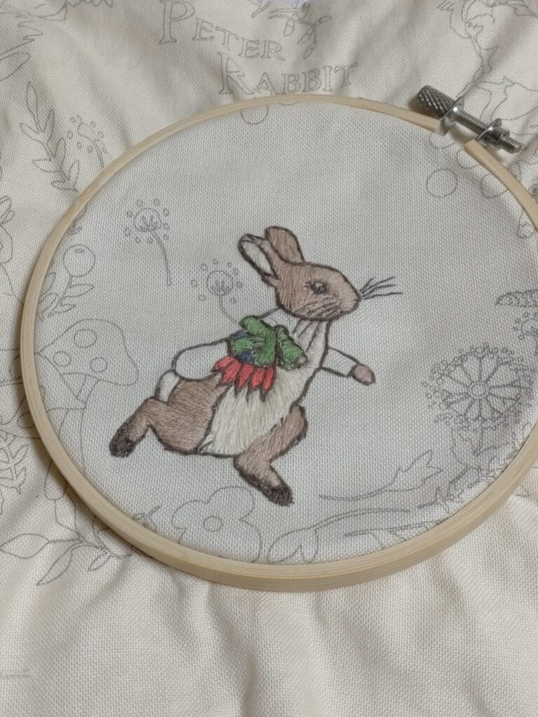 ピーターラビットの刺繍の途中