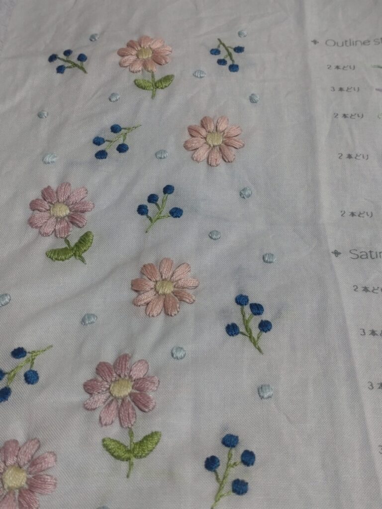 セリアの刺しゅうプリントクロス（サテンステッチ/花の図案）
