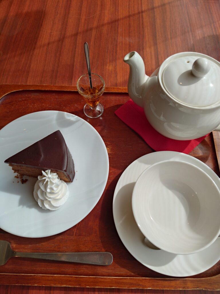 デンメアティーハウス六本木店の紅茶とザッハトルテ