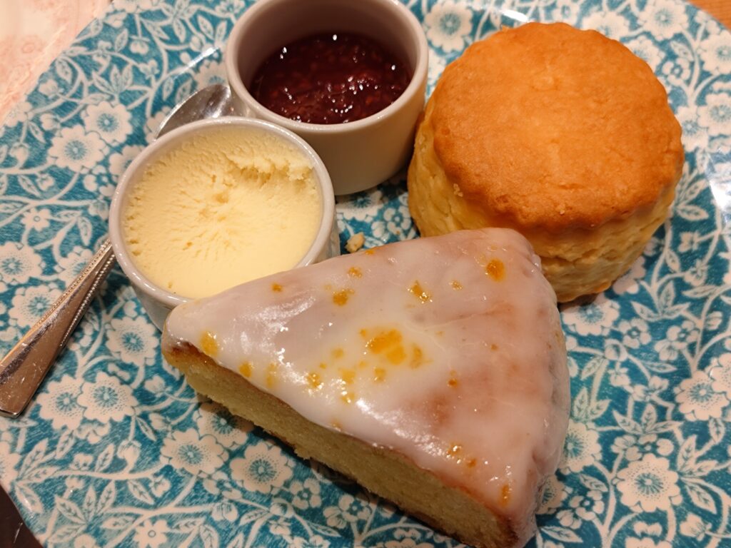 ティールームキキのスコーンとレモンドリズルケーキ