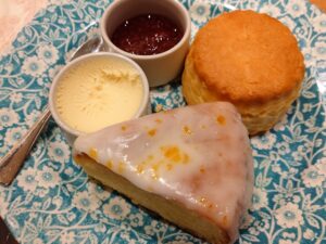 ティールームキキのスコーンとレモンドリズルケーキ