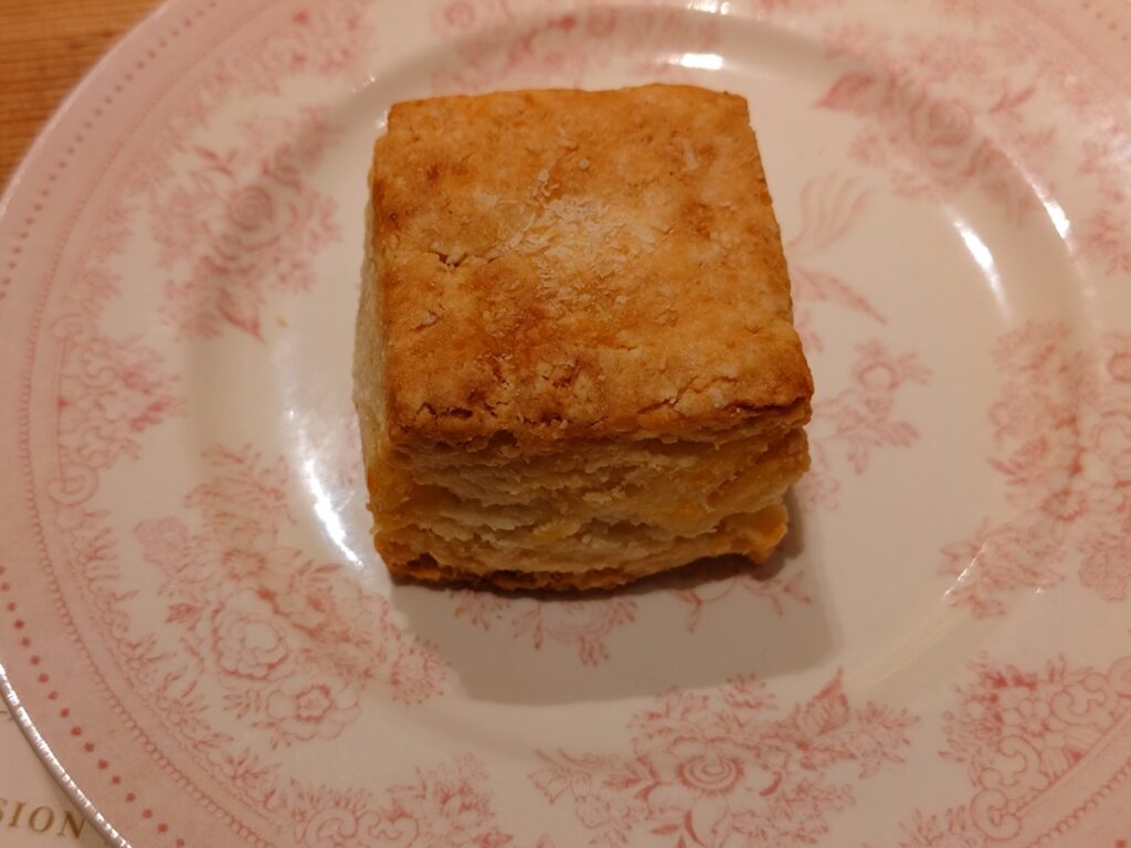 ティールームキキのココナッツパインスコーン