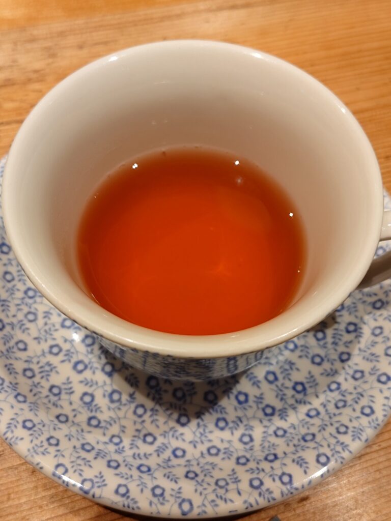 ティールームキキのティーカップと紅茶